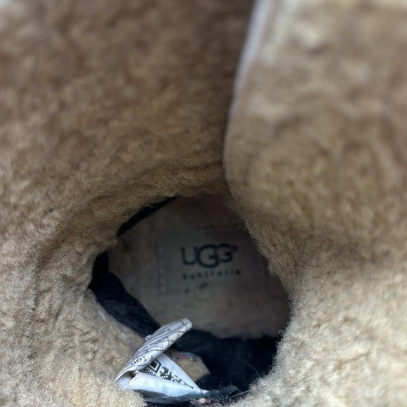 UGG Lyric Lace Up Leather Boots black size 7 These boots have a hard sole - Picture 11 of 15